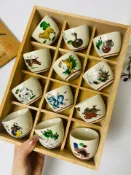 古瓷堂日本回流瓷器 日本回流老九谷鶴三作手繪交趾釉生肖杯12件套 冰裂開片純手工百年不脫釉 木盒包裝收藏送禮 中古古董瓷器