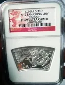 2012年龍年生肖扇形龍銀幣，NGC評級PF69分，榀箱飄輛，龍紋雕刻精美，手倉值高，榀箱儒圖所示，原裝證書齊