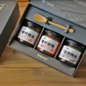【端午最佳禮盒3入組】眷村三辣：辣渣、剁椒、豆豉辣椒(附竹製醬料匙+禮盒提袋/明德食品官方直營)