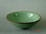 【知心茶苑】珍藏絕版胎釉 70年代 浙江龍泉窯青瓷杯 純天然礦釉 梅青斗笠杯 紫口鐵足 瓷釉厚實如玉 市場稀少 搜珍首選