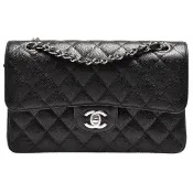 【CHANEL 香奈兒】經典FLAP菱格荔枝紋小牛皮亮銀鍊COCO包(23cm-黑X酒紅01113C-NIOR-SS)
