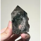 【KRISTAL】超美綠幽靈水晶柱 異象千層金字塔 (共生紅幽靈 招正財 旺事業 職場貴人運 辦公桌風水 能量六角柱)