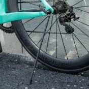 自行車停車架 置車架 停車架 展示架 駐車架 立車維修架 【洛克兄弟】自行車腳撐快拆碳纖維山地車後邊支撐摺疊便攜式停車架