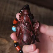 💥💖關公擺件 關公像 禮物 桌面擺件 紫檀木雕關公關羽關二爺木頭手把件擺件文玩Q版人物隨身盤玩件cn