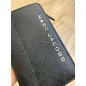 【Marc Jacobs】正版 MJ 經典黑色防刮牛皮印花字母中夾/對折短夾/拉鍊零錢包（二手）