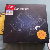 SUP迷你掌機，中國大陸版，帶原包裝盒。3寸大屏，支援單人雙人，內建400款經典遊戲。主幾、手柄、AV線、充電線、說明書