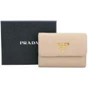 PRADA 普拉達 Saffiano 金屬字母防刮牛皮釦式三折中夾 短夾(粉膚色)