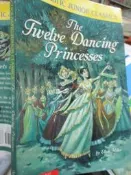 【小熊家族】《The Twelve Dancing Princesses》 0439457084  七成新