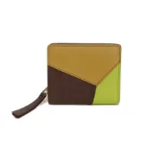 【DOKODEMO】二手LOEWE Puzzle Compact Zip 錢包，顏色為勃根地紅、萊姆、駝色和波爾多紅。採用按扣開合，包含鈔票夾層、卡位和零錢包。內含 Anagram 壓花 Sahara 皮革。對折錢包。 C510Z41X01