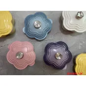 【愛咪雜貨小舖】全新Le Creuset 山茶花鍋 花形鑄鐵鍋 淺燉飯鍋 霧面花鍋 花鍋 湯鍋 20cm 甜心粉 棉花白
