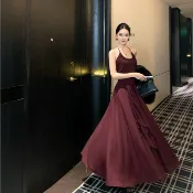 法式聚會派對性感酒紅色吊帶長裙女裝緊身高級設計V領無袖露背中長款A字洋裝