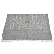 【GUCCI 古馳】經典GG緹花雙色羊毛混絲流蘇圍巾/披肩(180X45-淺灰X米白165904-3G646-1400)