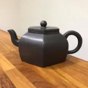 [Chengyuan***]精品紫砂 宜興製♦️早期金 黑泥 六方雪華 壺  容量：約420cc