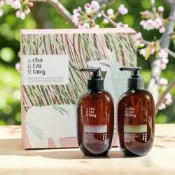 (店+)【茶籽堂】★中秋★胭脂馬版畫｜飯店經典雙入禮盒＿桑白皮洗髮露330mL+荷葉沐浴露330mL／效期2028.08.05