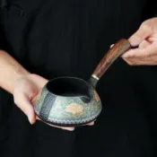 紫砂側把公道杯 手工復古 黑檀木柄 公杯 茶海分茶器 公道杯 茶道配件 琺琅彩蓮花公道杯 浮雕紋粗陶分茶器