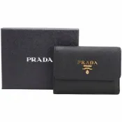 PRADA 普拉達 Saffiano 浮刻字防刮牛皮三折釦式短夾(黑色)