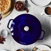 Staub 🇫🇷限量款 公雞鍋 圖騰 雕花 鑄鐵鍋 24cm 和食鍋【贈雙人牌 砧板】深藍 深紅