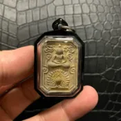 HANUMAN泰國佛牌 孔雀王 古巴阿里雅察 2567 億萬富翁 崇迪座孔雀（兆所瑪哈錫鐵）（獨立編號 附原廟盒）