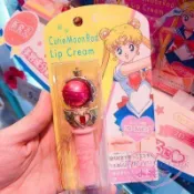 【買動漫】♥小花花日本精品♥Sailor Moon美少女戰士月光棒護唇膏25周年限定款滋潤保濕黃色紙板-玫瑰款45641602