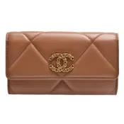 CHANEL香奈兒 19系列經典金屬雙C LOGO菱格紋小羊皮暗釦中夾(焦糖色)