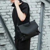 (店+)【LEESA】郵差包\A4包\防水側背包\公事包\男生包包\多功能包包\單肩包男\男用側背包\手提包