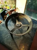 #查據老貨老式電爐架子，正宗國貨。七十年代的老電爐，超級厚重歷史感拉滿。經典三足造型，線條