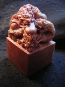 【采鑫坊】硃砂紅壽山石印章~壽山石雙龍搶珠印《直購品》附錦盒~
