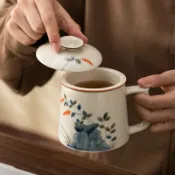 全球選品1館 生活百貨 手繪青花陶瓷泡茶茶杯個人專用茶水分離過濾辦公杯帶蓋杯子伴手禮