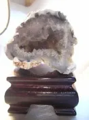 【采鑫坊】瑪瑙雷公彈小晶洞~雷公蛋黑瑪瑙長58mm《直購品》~附擺設木座