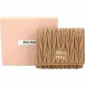 【MIU MIU】Matelasse 皺褶納帕羊皮三折短夾(棕色)