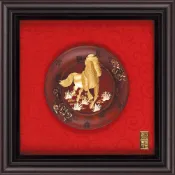 開運陶源雅鑑鑫品 【小圓盤系列-馬到成功】一馬當先  純金箔畫 23x23 cm~可掛於牆壁，後有腳架，也可以立在桌上