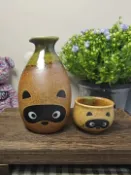 古瓷堂日本回流瓷器 日本製 信樂燒 福貍小酒壺 附酒杯 中古品 無瑕疵 擺件 花器 酒器 獨特器型 可愛造型 收藏 日本直送
