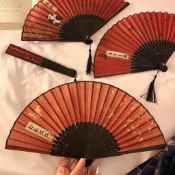 古風扇子紅色新中式摺疊扇便攜漢服旗袍古典舞學生舞蹈道具夏季經典中式手持扇 手工細作款式古韻 節慶送禮收藏觀賞 新中式旗袍