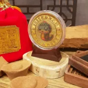幸福香堂 【開運小物】2025年 蛇年 招財進寶 開運彩色大金幣 乙巳 生肖 招財 開運擺件 招財進寶 紀念幣 錢母