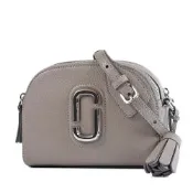 MARC JACOBS 專櫃款 金屬雙J LOGO 牛皮荔枝紋拉鍊半月包-大象灰