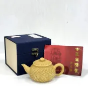 (店+)【御古齋】廈門名師 陳東鑄 段泥 菠蘿冰煙壺 茶壺 手工拉胚 撰刻壺 有落款 雷射標 茶道精品 附盒 042307