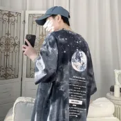 (店+)【B1 地下室】情侶衣  韓系渲染星球短袖上衣  五分袖 男生衣服 寬鬆T恤 圓領短T 大尺碼8XL男裝 NL623496(男短T 潮流 渲染 星球 漸層  短袖上衣 大尺碼)