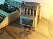 60年代玩具 拉霸機 存錢筒 絕佳開店擺飾 金屬製面板 拉霸功能正常 父住院急售