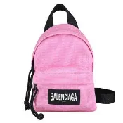 【Balenciaga 巴黎世家】BALENCIAGA EXPLORER布標後背包造型帆布吊掛斜背包(粉紅)