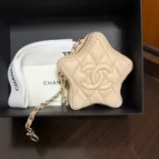 🩵物主寄售 🩵CHANEL 香奈兒VIP 限量 二手 五角星⭐️零錢包 掛件 奶茶色 配件 原廠盒子 緞帶🎀山茶花