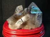 【采鑫坊】天然墨晶簇~282.3g《低起標.無底價》附木座~