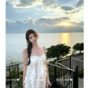 【𝐊𝐈𝐊𝐈𝐅𝐀𝐌𝐄】👼🏻𝓕𝓪𝓲𝓻𝔂.露思同款✨🤍仙女感不規則荷葉邊繫帶平口洋裝 白色洋裝 飄帶洋裝 蝴蝶結洋裝 渡假洋裝
