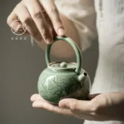 生活軌道 【梅子青雕刻】提樑壺 泡茶壺 功夫茶具 陶瓷單壺 龍泉青瓷 過濾小壺 牡丹雕刻 手工製作 茶道配件 送禮自用