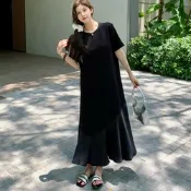 MOCO韓版藏肉簡約别緻過膝魚尾小黑裙擺長版連身裙寬鬆洋裝L~3XL