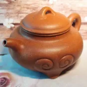 🍵精品降坡泥 三足如意壺🍵 三足如意底款：陳慧娟 泥料：紅降坡泥 容量：約400cc 宜興 宜興壺 紫砂壺 茶壺 茶具