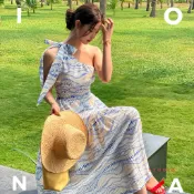 IONA 【現貨⚡️隔日到貨】 渡假美學｜斜肩大蝴蝶結藍白印花長裙．法式渡假感削肩洋裝 收腰顯瘦 A字大裙擺渡假穿搭
