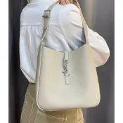 全新YSL/圣羅蘭包包 LE5A7 奶茶色金扣Logo鉤扣開合 柔軟粒面牛皮Hobo流浪包 手提單肩包 腋下包 小號