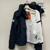DryDog 跩狗嚴選 跩狗嚴選 極度乾燥 Superdry 女款 經典款 三排拉鍊 風衣 外套 防風 保暖刷毛 藍黑白 背後有線 內口袋 深藍白 黑白 WCT
