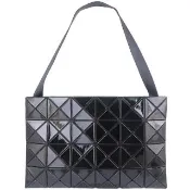 【ISSEY MIYAKE 三宅一生】BAOBAO 亮面方格4x6斜背包(黑色/大)