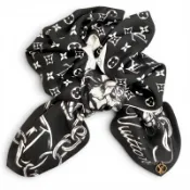 【DOKODEMO】全新 △LOUIS VUITTON2025 年 M96662 LV Bloom 髮圈，100% 真絲材質，Monogram 印花，黑色金色五金配件，S 碼，意大利製造，正品女士款，帶原裝盒和防塵袋